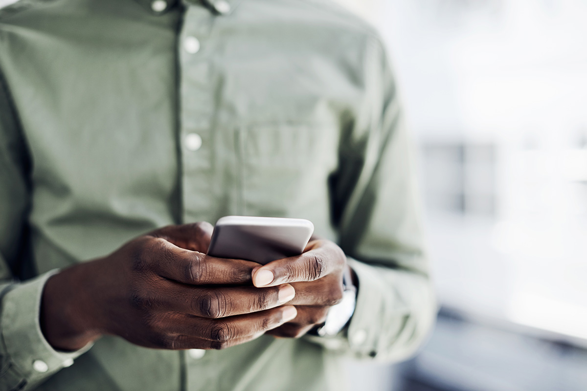 Sujetando móvil con las manos