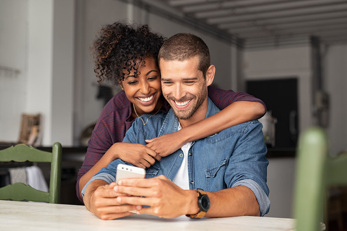 Pareja con el movil
