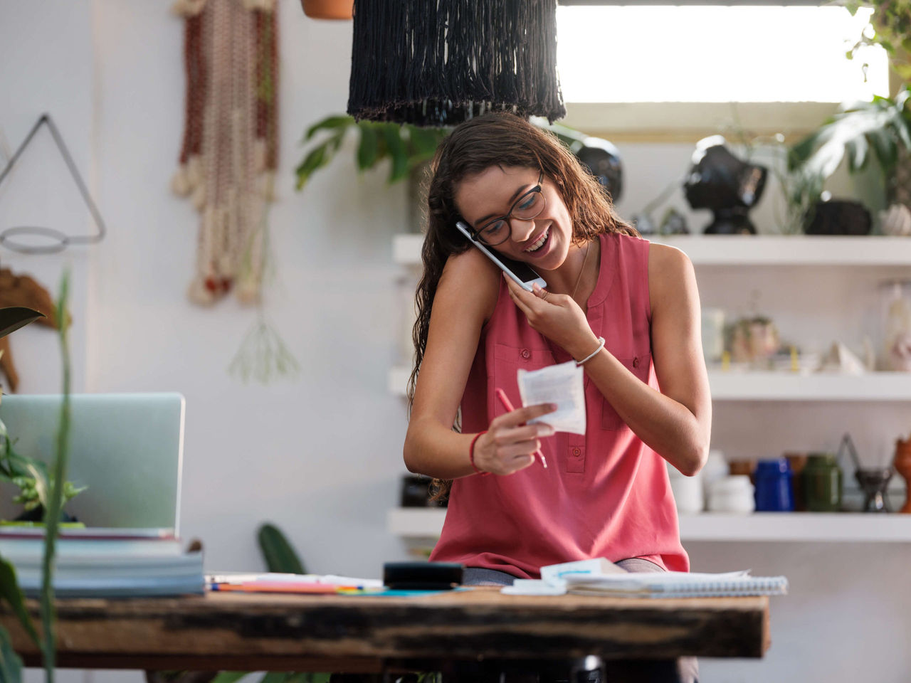Mujer trabajando mientras habla por teléfono